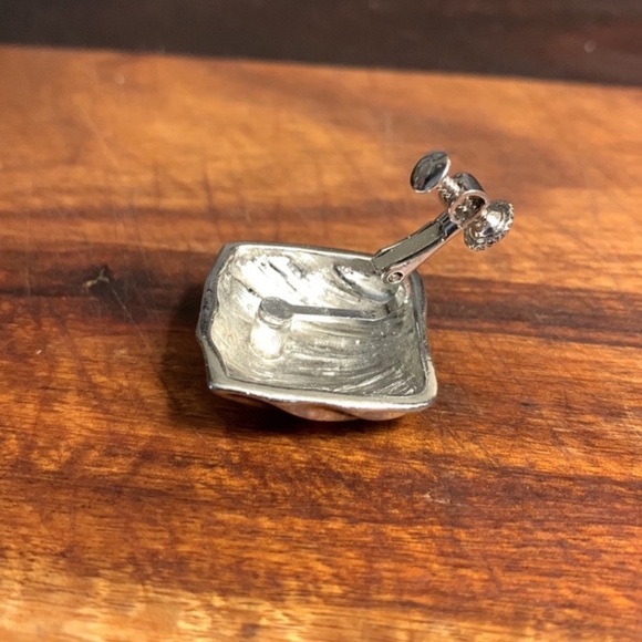 Vintage Clip and Screw Back Rhodium Shell Shaped Earrings - Picture 5 of 5